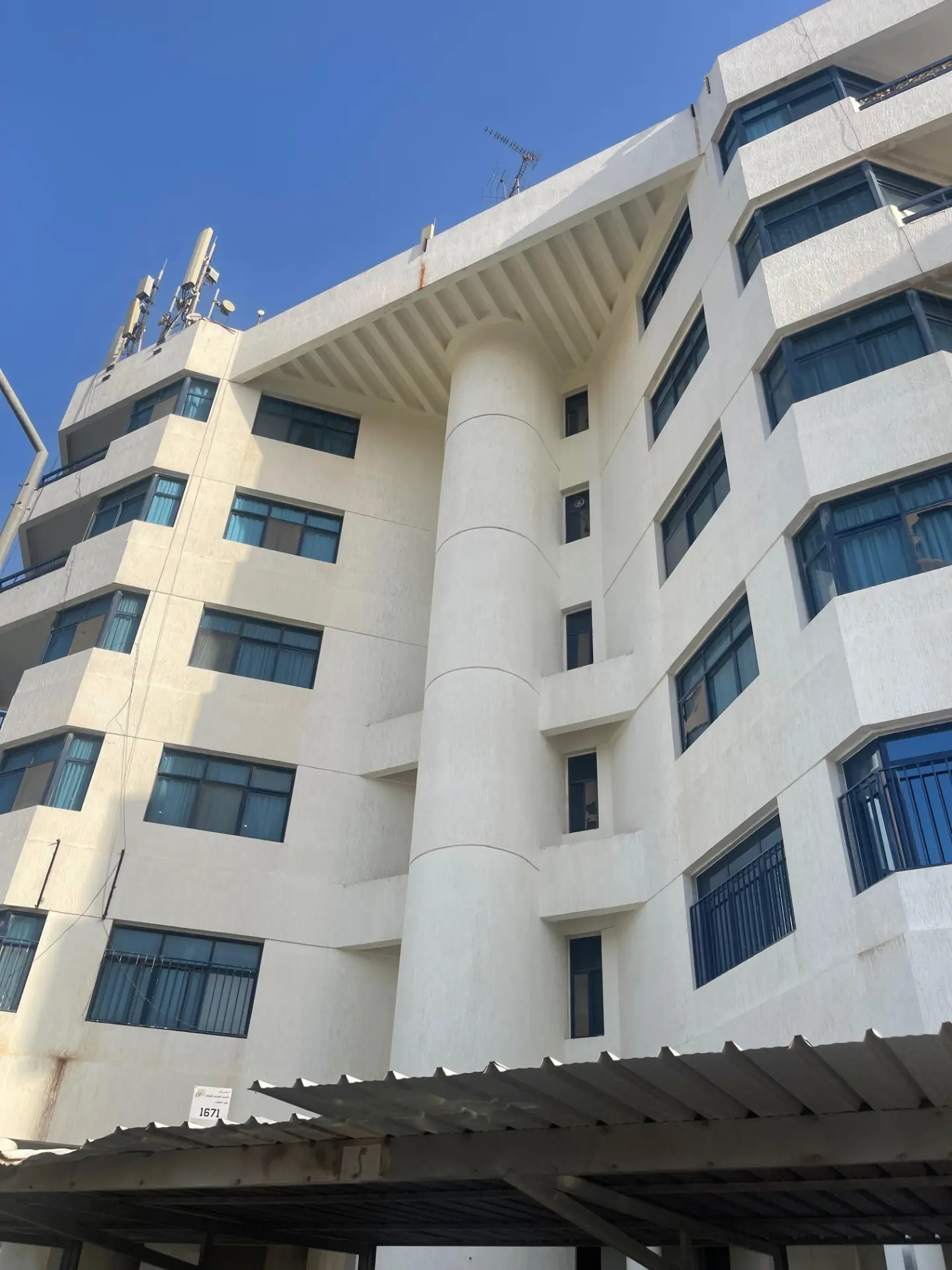 واجهة مبنى سكني بعد التنظيف